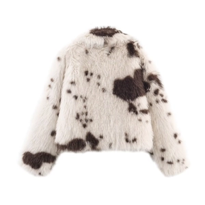 Veste chic en fausse fourrure à imprimé vache avec texture douce et taches brunes