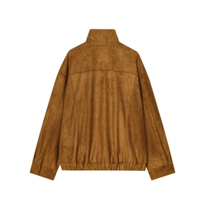 Λεπτομέρεια πλάτης από σουέτ τζάκετ με όρθιο γιακά και ελαστική μέση σε καφέ χρώμα