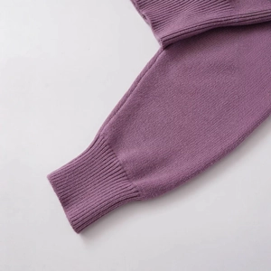 Pull en maille lilas élégant avec col rond et détails de poignets côtelés fins