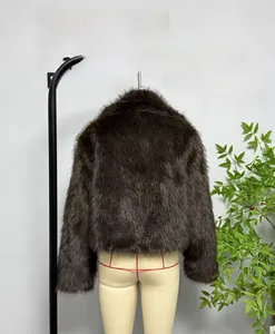 Detailansicht der Rückseite einer dunkelbraunen Webpelzjacke mit flauschiger Textur