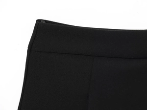 Détail du tissu noir tissé de qualité avec fermeture éclair invisible et coutures soignées