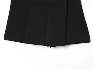 Gros plan détaillé montrant les plis nets et la texture ferme du pantalon en tissu noir