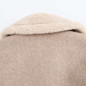 Dettaglio ravvicinato del colletto della giacca in lana con pelliccia sintetica beige