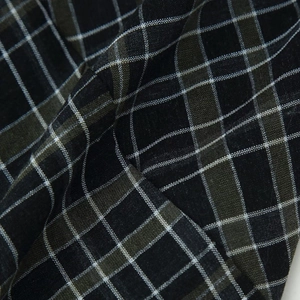 Robe à carreaux pour femmes en vert et noir avec des détails de texture plissée