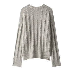 Gros plan de la maille torsadée gris clair au dos de ce pull doux en mélange de laine