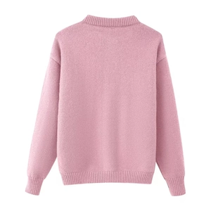 Vue détaillée du dos d'un pull en maille rose montrant les finitions côtelées