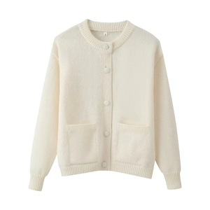 Gilet en maille crème pour femme avec col rond et poches carrées sur fond blanc