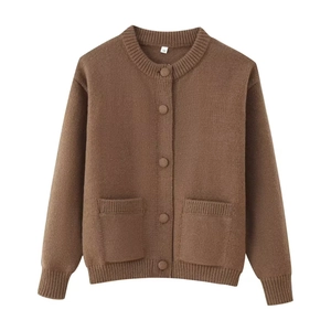 Gilet en maille marron pour femme avec col rond, boutons et poches plaquées élégantes