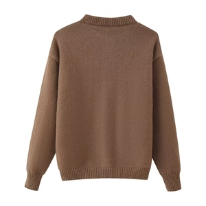 Détail du dos d'un cardigan en maille marron foncé avec finitions en bords-côtes
