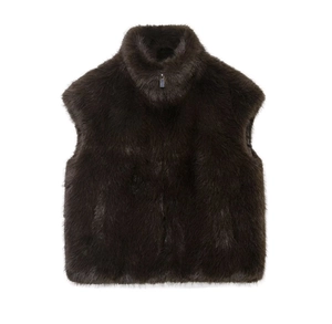 Dettaglio della texture del gilet in ecopelliccia marrone scuro con collo alto e zip