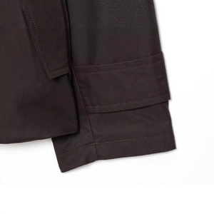 Dettaglio del parka impermeabile in tessuto twill con cuciture di alta qualità
