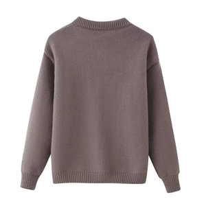 Vue arrière du pull en maille marron avec col rond et finitions en bord-côte fin
