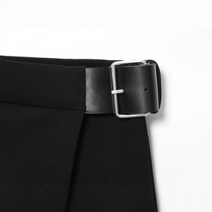 Jupe-culotte noire plissée avec ceinture en similicuir et boucle en métal argenté