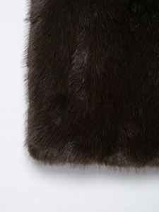 Primo piano della texture in finta pelliccia marrone scuro con fibre fitte e lucentezza