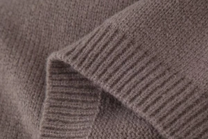 Vue détaillée de la texture en maille côtelée douce sur le cardigan marron de qualité