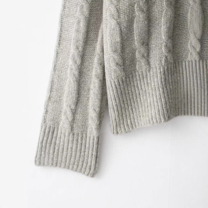 Pull en maille torsadée gris clair doux avec poignets côtelés classiques et texture