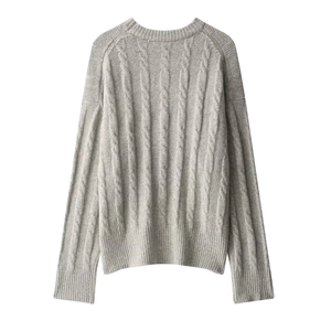 Pull en maille torsadée gris clair avec col rond classique et finitions côtelées