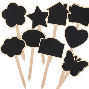 Vue détaillée de mini-toppers en bois pour ardoise de diverses formes festives.