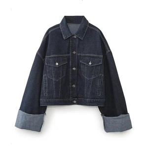 Détails de veste en jean indigo avec coutures contrastées, boutons et revers de manche