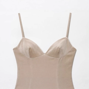 Robe courte élégante en velours champagne avec fines bretelles et décolleté en V