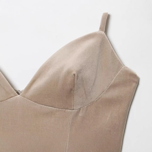 Robe courte élégante en velours champagne avec fines bretelles et buste structuré