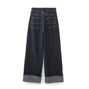 Détail du jean large gris foncé à taille haute avec boucle métallique et ourlets pliés