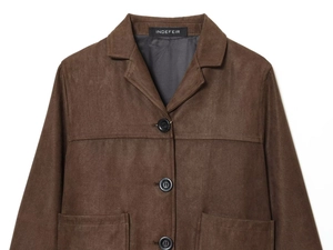 Detailansicht der braunen Wildlederjacke mit Revers, Knöpfen und Taschenklappen