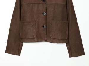 Detailansicht der braunen Wildlederjacke mit Vintage-Knöpfen und großen aufgesetzten Taschen