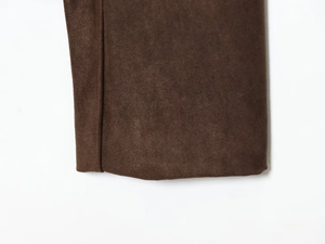Makroaufnahme von dunkelbraunem Wildlederimitat mit feiner Twill-Textur und Saumdetail