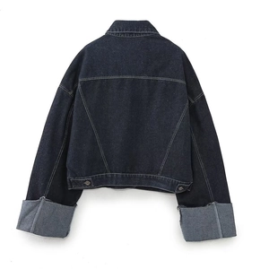 Veste en jean noire courte à épaules tombantes et poignets à revers effilochés