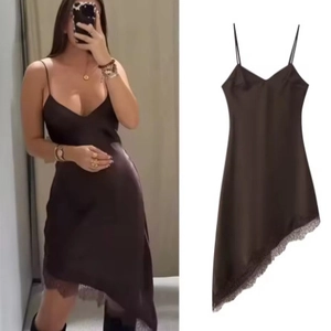 Robe de Nuit Sexy en Satin pour Femmes avec Dentelle Ourlet Asymétrique Midi Col en V Sans Manches Élégante Robe de Fête