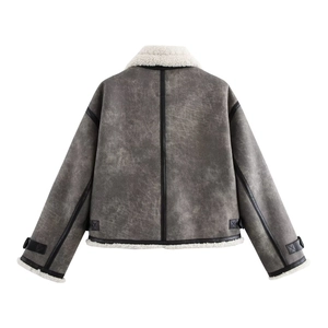 Chaqueta de ante gris oscuro con ribete de borreguillo blanco y hebilla en la espalda