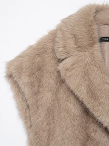 Détail de la veste en fausse fourrure camel montrant la texture dense et l'étiquette