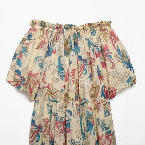 Floral ramie off-shoulder blouse with elastic ruffles and vintage botanical patterns