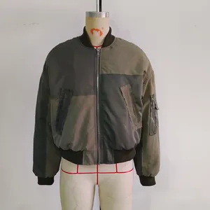 Détail du blouson aviateur en patchwork avec blocs vert olive et col montant côtelé