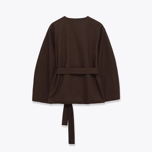 Minimalistische donkerbruine blazer met lange mouwen en ceintuur, achterkant
