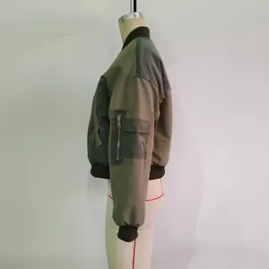 Détail du blouson aviateur vert armée avec poche sur la manche et bords en maille