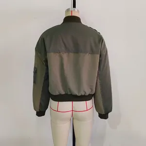 Vue détaillée du bomber vert armée avec finitions en tricot et poche tactique sur la manche