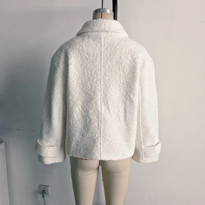 Giacca corta bianca da donna in peluche strutturato con maniche lunghe e cucitura posteriore