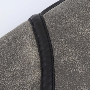 Detalle de chaqueta gris texturizada con ribetes de cuero negro y costuras precisas