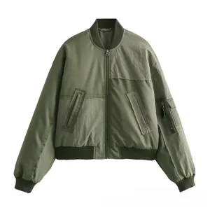 Détails de la veste bomber vert armée avec col montant zippé et poches utilitaires