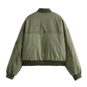 Vue détaillée du dos d'un blouson aviateur vert kaki avec bord-côte et poche de manche