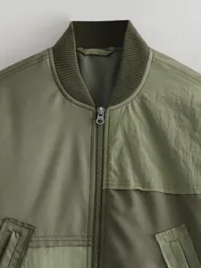 Détail du bomber vert armée avec col montant, zip métallique et coutures texturées