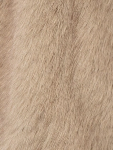 Détail de la texture en fausse fourrure beige duveteuse avec un fini brillant