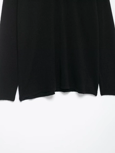 Vue détaillée de la texture fine et de l'ourlet de ce pull en maille de laine mélangée noir