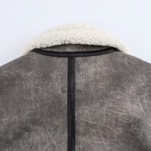Detalle de chaqueta de cuero gris desgastado con cuello de piel sintética blanca y ribete