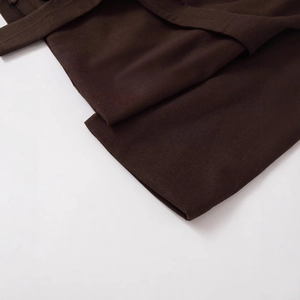 Donkerbruine blazer met riem van premium geweven stof en elegante getailleerde naden