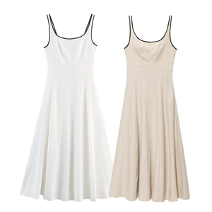 Robe midi en lin blanc et beige avec bordures contrastées et bretelles fines coupe trapèze