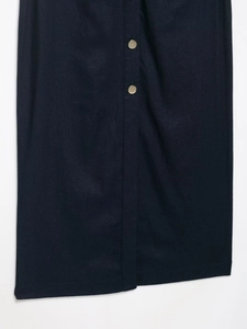 Detailansicht des dunkelblauen Midikleids mit Goldknöpfen und Leinentextur