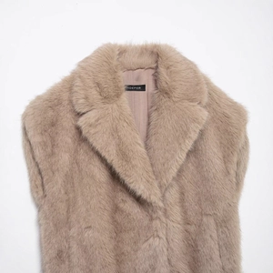 Gilet en fausse fourrure pour femme beige clair avec revers et doublure en soie